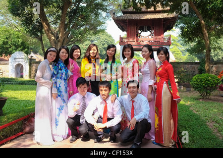 Gli studenti universitari che posano per una foto, il Tempio della Letteratura, Hanoi, Vietnam Foto Stock