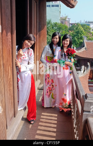 Studente di College ragazze con Ao Dai abito, Tempio della Letteratura, Hanoi, Vietnam Foto Stock