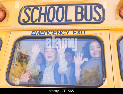 I bambini della scuola di equitazione autobus Foto Stock