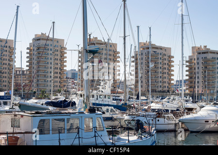 Barche e blocco di appartamenti in Ocean Village, Gibilterra. Foto Stock