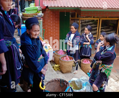 Nero donne Hmong, Sapa mercato, Vietnam Foto Stock