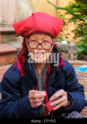 Anziani red Dao donna cucitura, SAPA, Vietnam Foto Stock