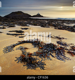 Mumbles Faro e del bracciale Bay, Gower, Galles con un parziale parhelion/sun cane in alto a destra Foto Stock