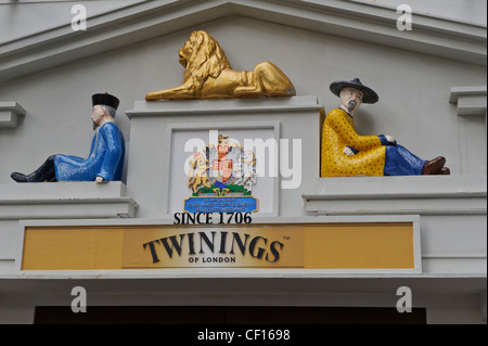 Piccole statue presso l'entrata di Twinings tea shop, Singapore. Foto Stock