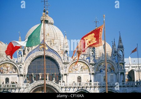 Una vista ravvicinata della Cattedrale di San Marco in Piazza San Marco a Venezia. Foto Stock