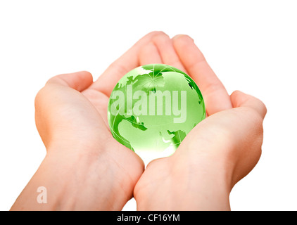 Le mani umane tenendo attentamente il pianeta Terra. Mondo di vetro Foto Stock
