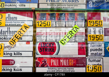 Dettaglio del duty free shop di tabacco a Gibilterra. Foto Stock