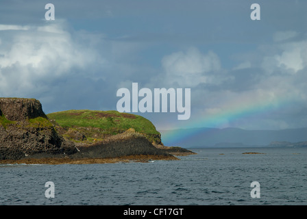 Rainbow off la isola di Staffa vicino a Mull in Scozia Foto Stock