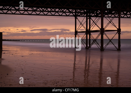 Tramonto sotto Cromer Pier, Norfolk, Regno Unito Foto Stock