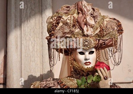 Donna mascherata con una rosa rossa al Carnevale di Venezia, Italia Foto Stock