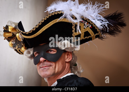 Un ritratto di uomo in costume di carnevale e cappello piumato, Venezia,  Veneto, Italia Foto stock - Alamy