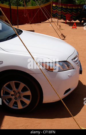 Bianco elegante Toyota Camry parcheggiato nella tenda temporanea per esposizione automatica Foto Stock