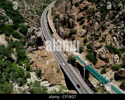 Strade e ferrovie spagnole nelle montagne, sulla strada verso sud da Madrid a Granada Foto Stock