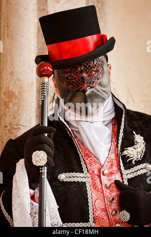 Un uomo con un bastone da passeggio con una riflessione di san Marco  vestite per il Carnevale di Venezia, Veneto, Italia Foto stock - Alamy