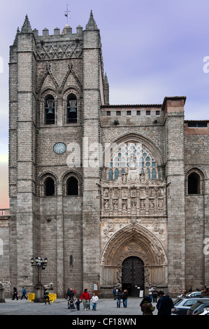 Portale di ingresso dalla facciata principale con la sua torre della Cattedrale di Avila, Castilla y León, Spagna, Europa UE Foto Stock