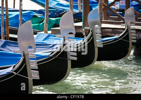 Prows delle gondole ormeggiata presso Piazza San Marco - Venezia, Venezia, Italia e Europa Foto Stock