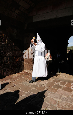 Gli uomini che trasportano un santo calice per il "Lunissanti" la settimana santa celebrazione, Castelsardo, Italia Foto Stock