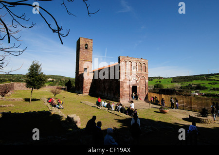 Le persone al di fuori della chiesa attendere l'inizio di "Lunissanti" la settimana santa celebrazione, Castelsardo, Italia Foto Stock