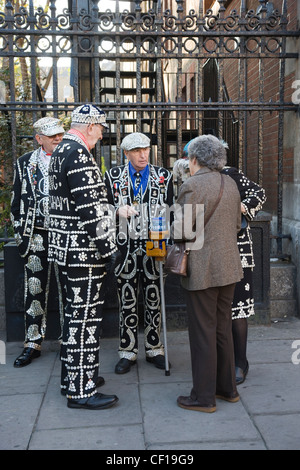 Perlacea re e regine la raccolta di fondi per beneficenza in Covent Garden, Londra Foto Stock