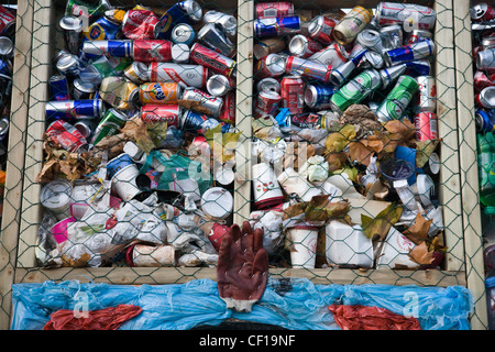 Struttura fatta di spazzatura in forma di arco di marmo di fronte al reale arch Foto Stock