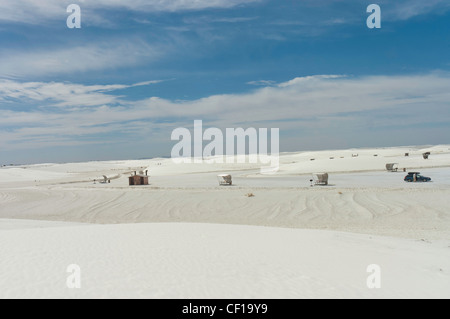 White Sands parchi nazionali con il riparo sotto un bel cielo blu, Nuovo Messico, STATI UNITI D'AMERICA Foto Stock