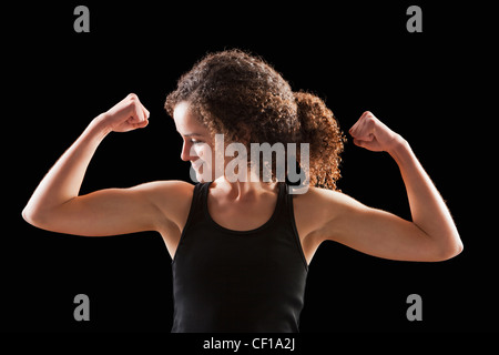 La donna caucasica lacerti di flessione Foto Stock