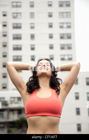 Donna in sportswear stretching all'aperto Foto Stock