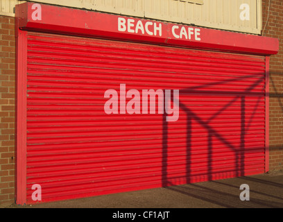 Otturatore di sicurezza su una spiaggia cafe Foto Stock