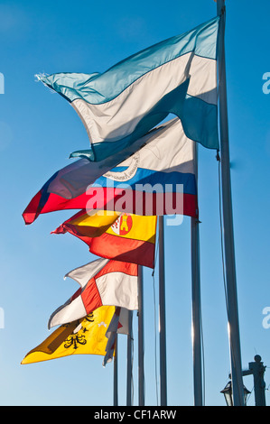 Bandiere internazionali battenti Foto Stock