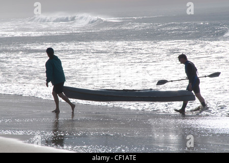 Ocean kayak due uomini che trasportano Foto Stock