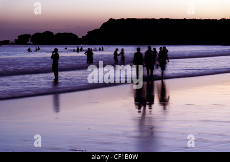 Persone su una spiaggia di sera, Torquay, Australia (nota bene questo non è Torquay in Inghilterra SW- puoi dire..i suoi soleggiati) Foto Stock