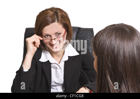 Due imprenditrici avente il divertimento a un colloquio in ufficio. Foto Stock