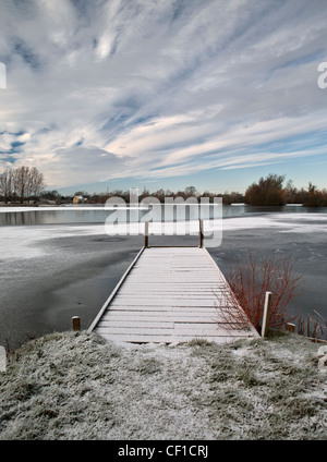 La neve su un pontile sul lago Mallard, uno dei tre laghi nella parte inferiore Moor Farm Riserva Naturale, indicato un sito di speciali Scientif Foto Stock