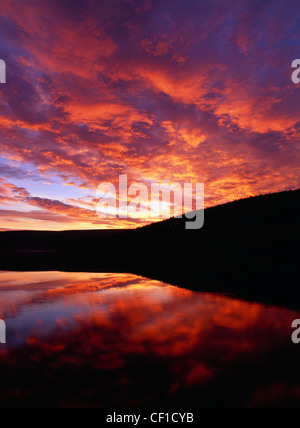 Drammatico tramonto sul serbatoio Ladybower, nella parte superiore della valle del Derwent. Foto Stock