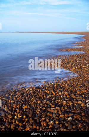 Il Mare bagna sulla spiaggia. Foto Stock