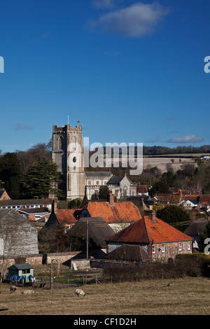 Vista su terreni agricoli per la chiesa parrocchiale di St Michaels e il villaggio di Aldbourne. Foto Stock