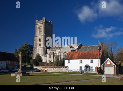 La chiesa parrocchiale di San Michele di sul verde del villaggio. Foto Stock