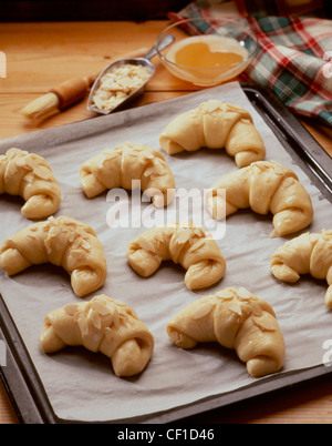 La cottura croissant un gustoso ripieno di mandorle, appena sfornato hanno odore e sapore meraviglioso passo 5, linea un vassoio da forno cottura Foto Stock