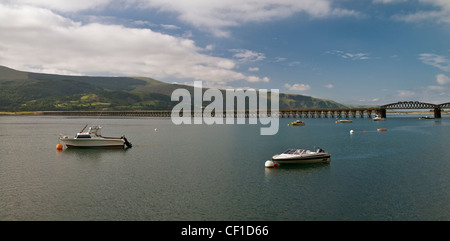 Blaenau Ffestiniog Harbour Bridge e. Blaenau Ffestiniog Railway Bridge è stato costruito nel 1867 e attraversa il fiume Mawddach. Si dispone di un ponte girevole secti Foto Stock