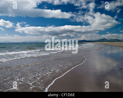 Le onde di avvolgimento sul foreshore di Harlech Beach. Foto Stock