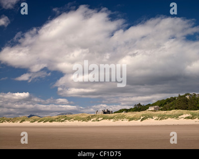 Vista sulla spiaggia di Harlech verso Harlech Castle, costruito da Edward l alla fine del XIII secolo come uno dei più temibili Foto Stock