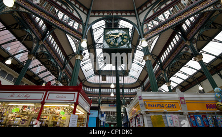 Leeds City Market. Ci sono stati dei mercati in Leeds poiché i 1200s, il mercato coperto edificio è stato inaugurato nel 1857. Foto Stock