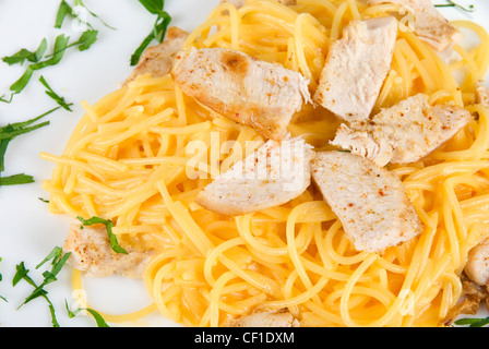 Pasta con carne di pollo e verdure gustoso piatto Foto Stock