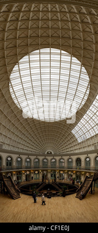 Il Corn Exchange Leeds, aperto nel 1864; a seguito dei lavori di ristrutturazione negli anni ottanta, oggi ospita negozi e ristoranti. Foto Stock