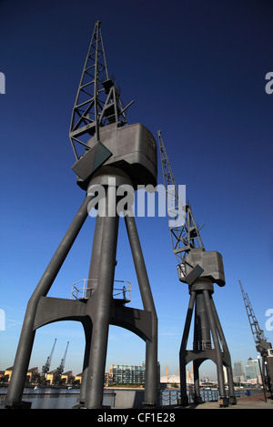 Gru abbandonati a presentarsi come un promemoria del passato al Royal Victoria Dock in raggiunge la Dockland area di Londra 2. Foto Stock