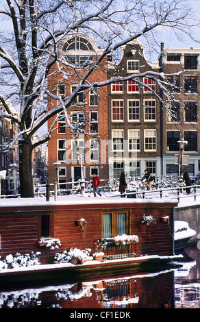 Neve sulle case galleggianti. Prinsengracht Amsterdam, Paesi Bassi. Foto Stock