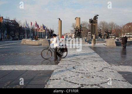 Una signora croce camminare Het Zand spingendo la bici Foto Stock