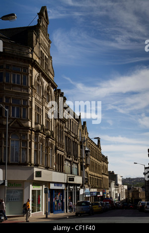 Gli edifici in stile vittoriano in Darley Street Bradford City Centre. Incluso il vecchio Royal Hotel; ora un ramo di Oxfam. Foto Stock