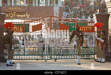 I soldati indiani parade presso il confine cerimonia di chiusura al confine India-Pakistan a Wagah Attari Foto Stock