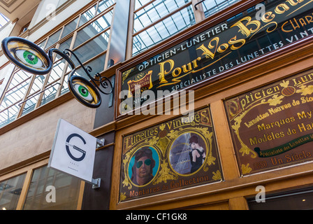 Parigi, Francia, dettaglio, insegna francese antica su Eyeglass Optician Shop, nel quartiere di Montorgueil, insegna negozi vintage "Passage du Grand Cerf", foto archivio parigi Foto Stock